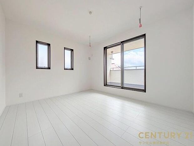 7帖の洋室です♪バルコニーとつながる洋室となっており、しっかり日が差し込みますので気持ちの良い目覚めができる素敵なお部屋です♪室内干し金具が付いています♪