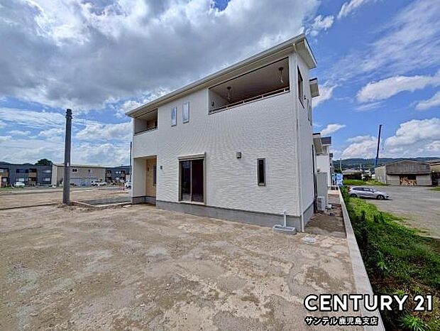 お休みの日は、お庭でガーデニングやDIYなどの趣味に没頭したり、ご家族でバーベキューをしたりと、自由に使える素敵なスペースです♪