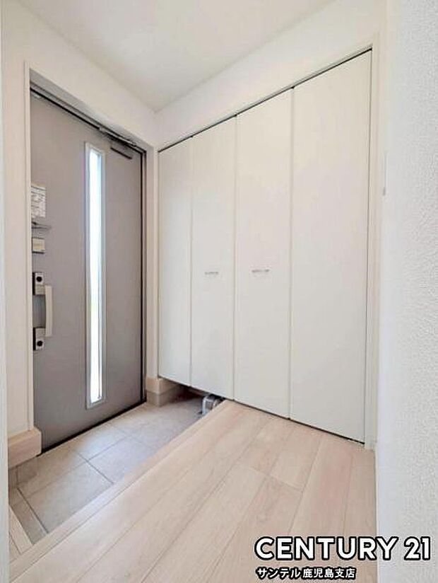 ご新居への出入り口になる明るい玄関には、たくさんの靴を収納できるシューズボックスが付いております♪いつも清潔感のあるすっきりとした玄関スペースを確保できますよ♪