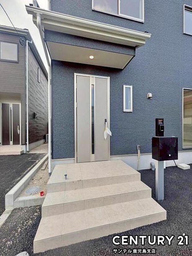 セキュリティ面でも安心なダブルロックドア玄関です♪屋根があるので、ちょっとした雨の日でも焦ることなく鍵や傘の開け閉めができます♪