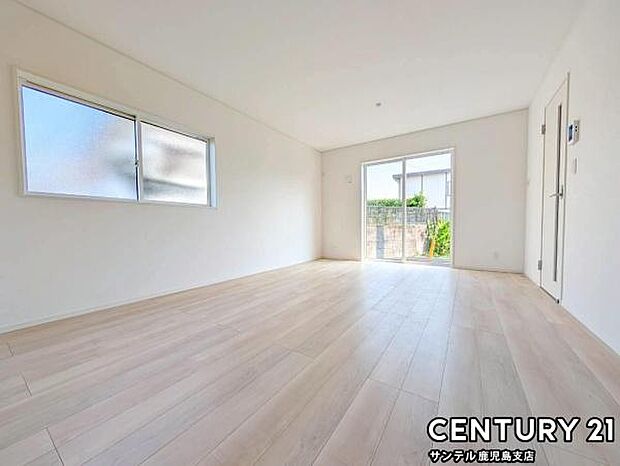 15.2帖のリビングです♪明るく、落ち着きのあるリビング♪ダイニングスペースも含めてゆとりのあるスペースで、ご家族でお食事や団らんしたり、ゆったりとしたご家族の時間を過ごせます♪