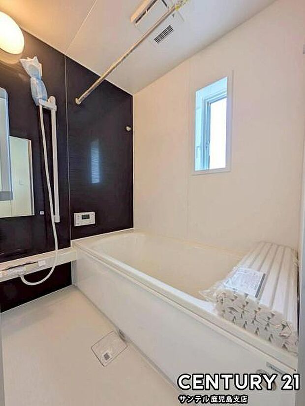 1日の疲れもゆっくり取ることのできる広々とした1坪タイプのシステムバス♪浴室乾燥、涼風、暖房、換気システムが付いておりますので、快適なバスタイムを過ごせます♪