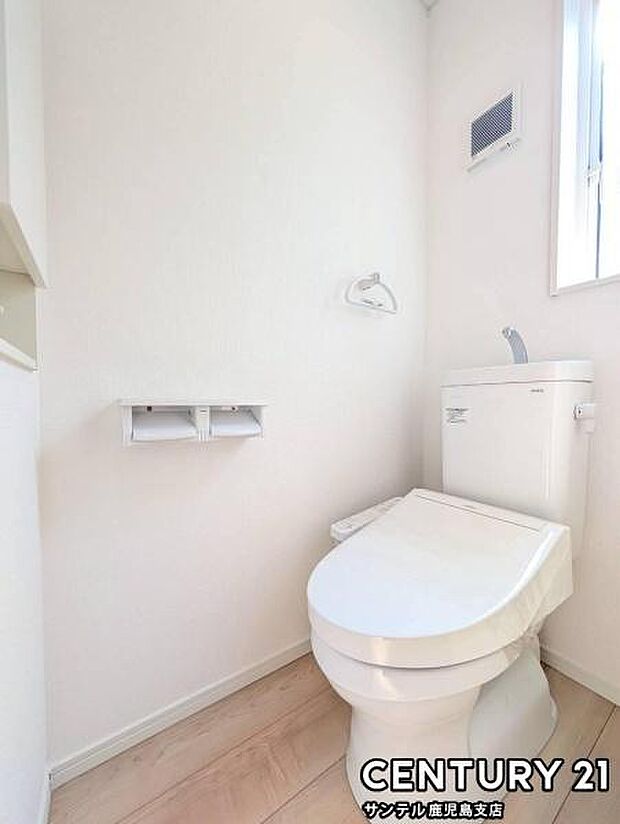 1階のウォシュレットが付いた広々として落ち着いた空間のお手洗いになります♪