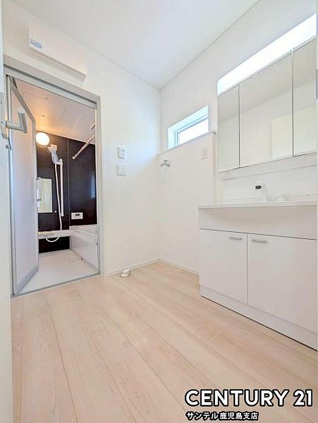 窓の付いた清潔感のあるシンプルな洗面脱衣所♪洗面台は、三面鏡の裏も収納スペースが付いており、シャワーヘッド付き！