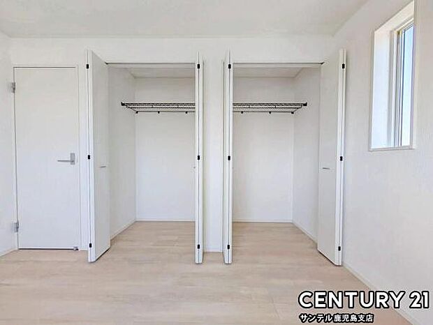 8帖洋室のクローゼットです♪丈の長いコートやお子様の制服、スーツなど収納でき、お洋服選びが楽しくなりますね♪