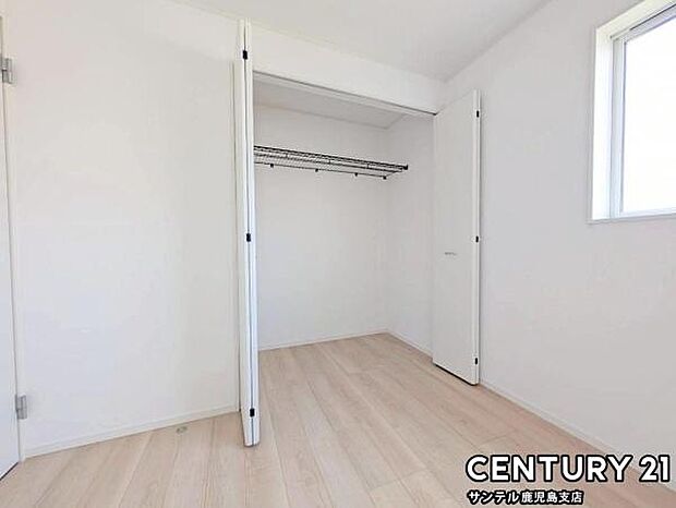 6帖洋室のクローゼットです♪丈の長いコートやお子様の制服、スーツなど収納でき、お洋服選びが楽しくなりますね♪