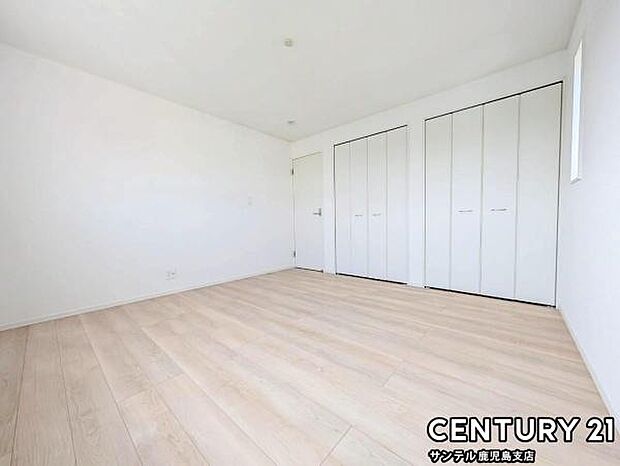 8帖の洋室です♪大きな寝具などを置いてもゆとりがあります♪しっかり日が差し込みますので気持ちの良い目覚めができる素敵な洋室になります♪