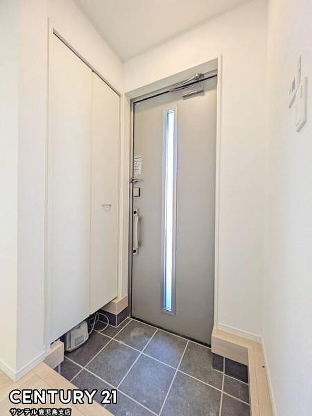 ご新居への出入り口になる明るい玄関には、たくさんの靴を収納できるシューズボックスが付いております♪いつも清潔感のあるすっきりとした玄関スペースを確保できますよ♪