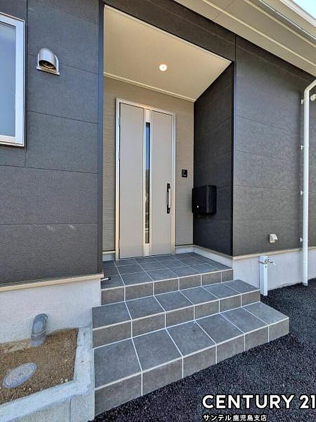 セキュリティ面でも安心なダブルロックドア玄関です♪屋根があるので、ちょっとした雨の日でも焦ることなく鍵や傘の開け閉めができます♪