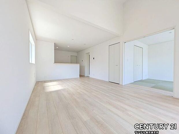 18帖のリビングです♪カウンターキッチンからリビングにいるご家族やお子様の様子が見えるので、コミュニケーションがとりながら、ご家族の大切な時間を共有できるリビングスペースです♪