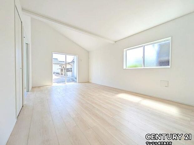 18帖のリビングです♪明るく、落ち着きのあるリビング♪ダイニングスペースも含めてゆとりのあるスペースで、ご家族でお食事や団らんしたり、ゆったりとしたご家族の時間を過ごせます♪