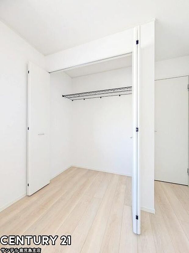 6.5帖洋室のクローゼットです♪丈の長いコートやお子様の制服、スーツなど収納でき、お洋服選びが楽しくなりますね♪