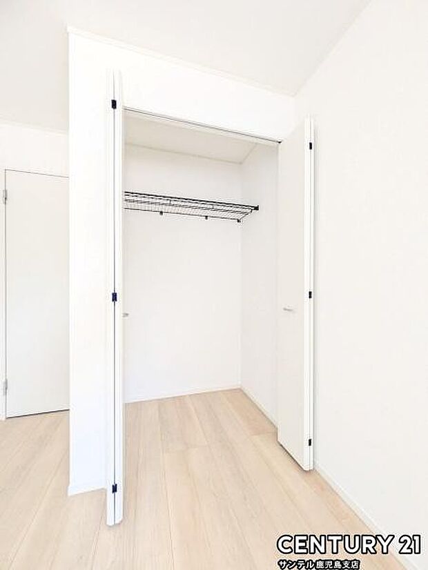 5.5帖洋室のクローゼットです♪丈の長いコートやお子様の制服、スーツなど収納でき、お洋服選びが楽しくなりますね♪