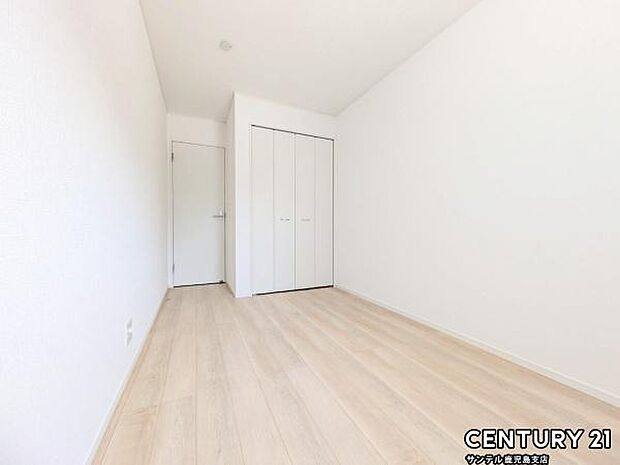 5.5帖の洋室です♪しっかり日が差し込みますので気持ちの良い目覚めができる素敵な洋室になります♪子供部屋にも十分使える仕様の洋室になっております♪