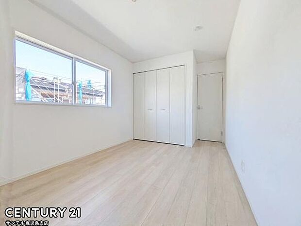 6.5帖の洋室です♪大きな寝具などを置いてもゆとりがあります♪しっかり日が差し込みますので気持ちの良い目覚めができる素敵な洋室になります♪