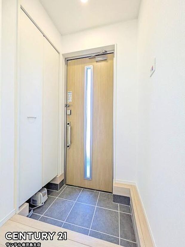 ご新居への出入り口になる明るい玄関には、たくさんの靴を収納できるシューズボックスが付いております♪いつも清潔感のあるすっきりとした玄関スペースを確保できますよ♪