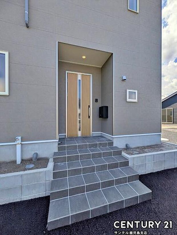 セキュリティ面でも安心なダブルロックドア玄関です♪屋根があるので、ちょっとした雨の日でも焦ることなく鍵や傘の開け閉めができます♪