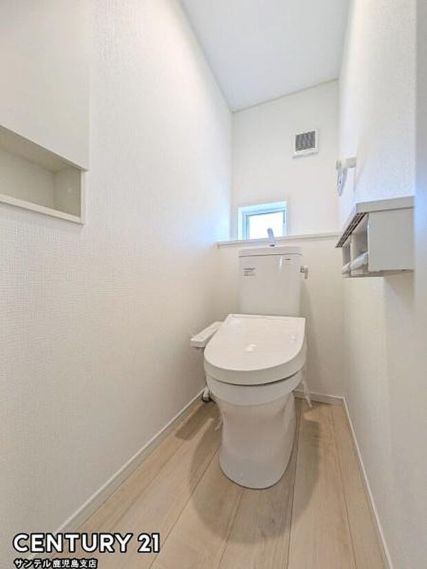 1階のウォシュレットが付いた広々として落ち着いた空間のお手洗いになります♪