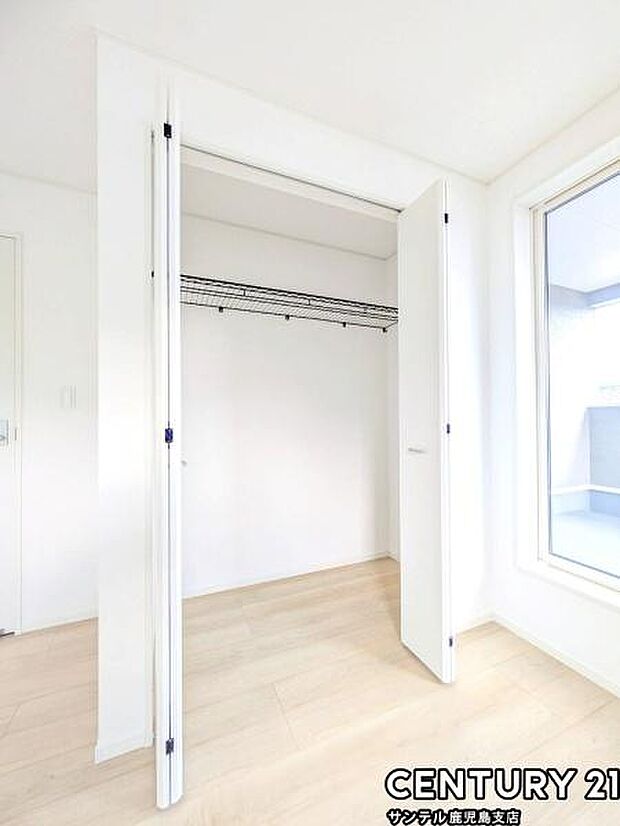 6帖洋室のクローゼットです♪丈の長いコートやお子様の制服、スーツなど収納でき、お洋服選びが楽しくなりますね♪