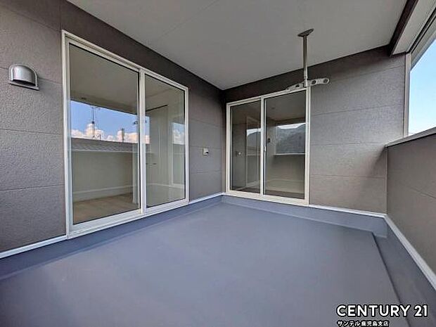 ぽかぽかした天気の良い日はバルコニーで洗濯物を外で干すことが出来ます♪