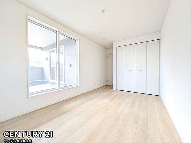 7.2帖の洋室です♪バルコニーとつながる洋室となっており、しっかり日が差し込みますので気持ちの良い目覚めができる素敵なお部屋です♪