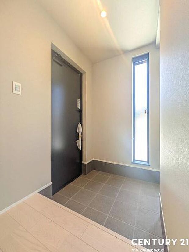 ご新居への出入り口になる明るい玄関には、しっかり窓が付いており明るく清潔感のある玄関になります♪