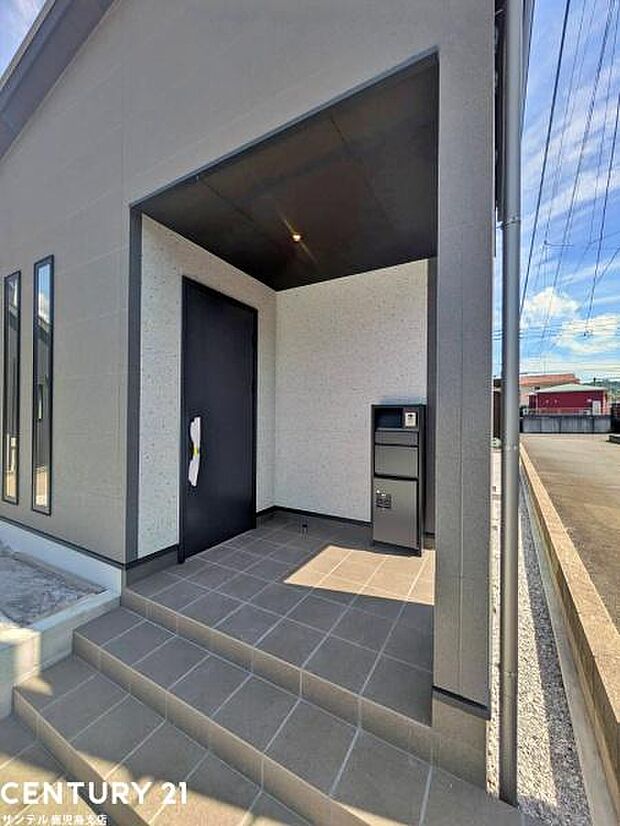 セキュリティ面でも安心なダブルロックドア玄関です♪屋根があるので、ちょっとした雨の日でも焦ることなく鍵や傘の開け閉めができます♪