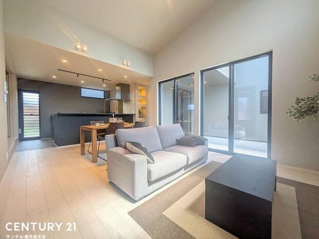 18帖の広々リビングです♪カウンターキッチンからリビングにいるご家族やお子様の様子が見えるので、コミュニケーションがとりながら、ご家族の大切な時間を共有できるリビングスペースです♪