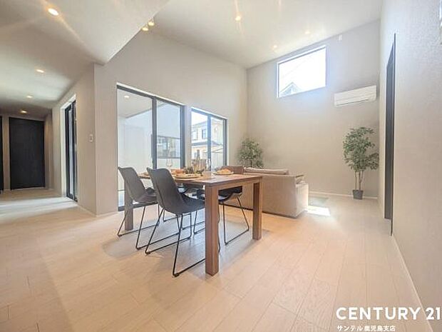 18帖のリビングです♪明るく、落ち着きのあるリビング♪ダイニングスペースも含めてゆとりのあるスペースで、ご家族でお食事や団らんしたり、ゆったりとしたご家族の時間を過ごせます♪