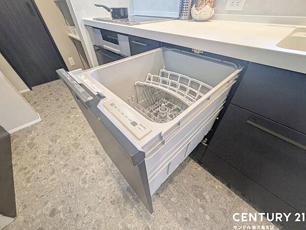 手荒れを防いで、家事の時間も削減できる食洗機付き♪高水温で洗浄をするので、衛生面的にも安心で♪片付けの時短にもなるので大活躍間違いなしです♪