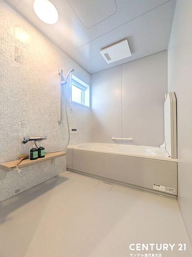 1日の疲れもゆっくり取ることのできる広々としたタイプのシステムバス♪浴室乾燥、涼風、暖房、換気システムが付いておりますので、快適なバスタイムを過ごせます♪