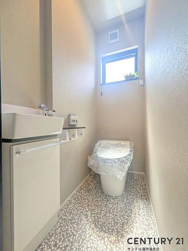 1階のウォシュレットと手洗い器の付いた広々として落ち着いた空間のお手洗いになります♪