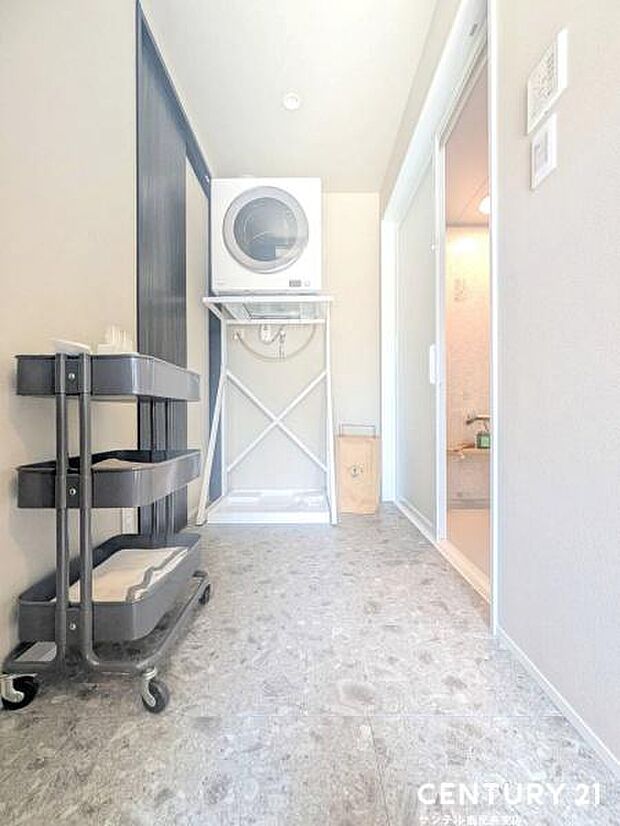 乾太くんが付いた洗面脱衣所になります♪清潔感のある空間で浴室乾燥も付いております♪