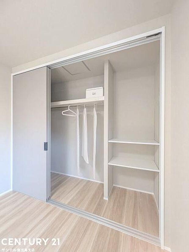 6.5帖洋室のクローゼットです♪丈の長いコートやお子様の制服、スーツなど収納でき、お洋服選びが楽しくなりますね♪