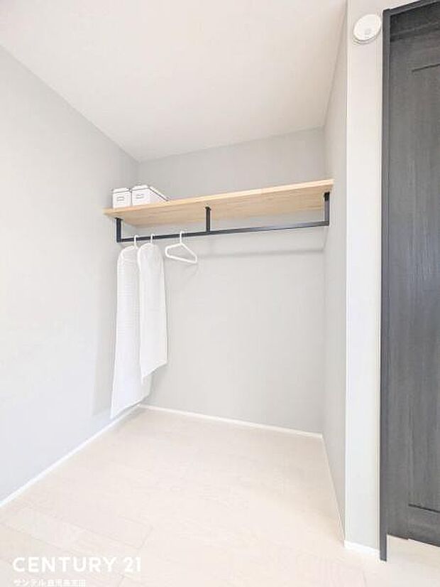 4.5帖＋4.5帖洋室のクローゼット♪丈の長いコートやお子様の制服、スーツなど収納でき、お洋服選びが楽しくなりますね♪