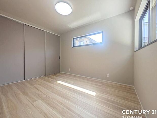 6.5帖の洋室です♪大きな寝具などを置いてもゆとりがあります♪しっかり日が差し込みますので気持ちの良い目覚めができる素敵な洋室になります♪