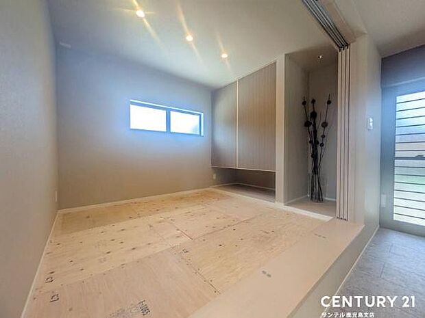 4.5帖の和室です♪リビング横に和室があることで和と洋の雰囲気を味わえ素敵な空間を演出でき、お子様の遊び部屋や客間としても利用できます♪※畳を張る前の写真になります。