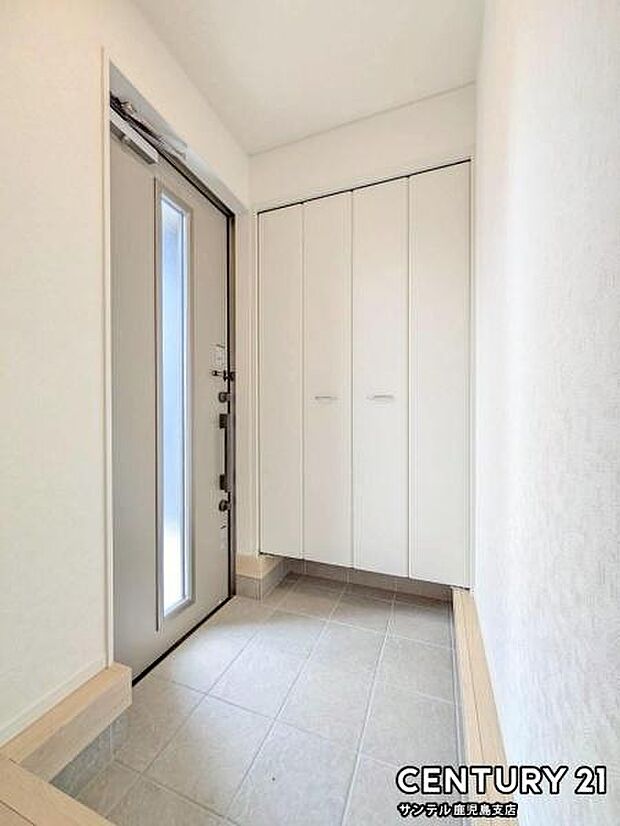 ご新居への出入り口になる明るい玄関には、たくさんの靴を収納できるシューズボックスが付いております♪いつも清潔感のあるすっきりとした玄関スペースを確保できますよ♪