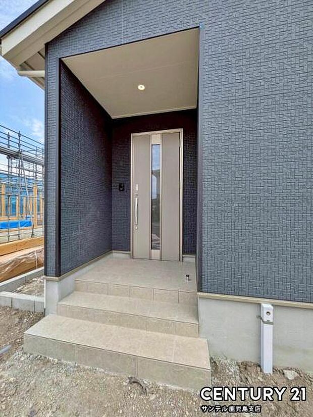 セキュリティ面でも安心なダブルロックドア玄関です♪屋根があるので、ちょっとした雨の日でも焦ることなく鍵や傘の開け閉めができます♪※最終仕上げ前です。
