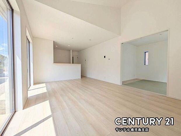 17帖のリビングです♪カウンターキッチンからリビングにいるご家族やお子様の様子が見えるので、コミュニケーションがとりながら、ご家族の大切な時間を共有できるリビングスペースです♪