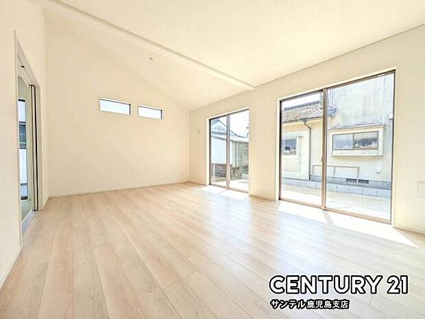 17帖のリビングです♪明るく落ち着きのあるリビングにはご家族でお食事を楽しめるダイニングスペースがあり、ソファーやテレビを配置してゆっくりと過ごせるリビングとなっております♪