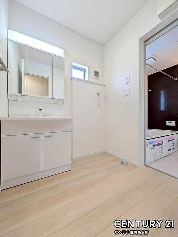 窓の付いた清潔感のあるシンプルな洗面脱衣所♪洗面台は、三面鏡の裏も収納スペースが付いており、シャワーヘッド付き!