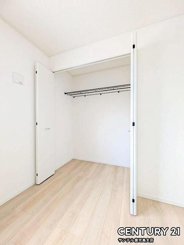 6帖洋室のクローゼットです♪丈の長いコートやお子様の制服、スーツなど収納でき、お洋服選びが楽しくなりますね♪