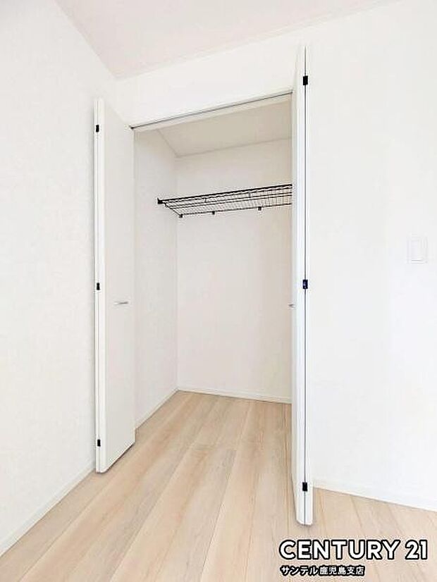 6帖洋室のクローゼットです♪丈の長いコートやお子様の制服、スーツなど収納でき、お洋服選びが楽しくなりますね♪