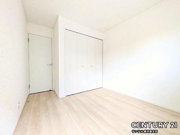 5帖の洋室です♪しっかり日が差し込みますので気持ちの良い目覚めができる素敵な洋室になります♪子供部屋にも十分使える仕様の洋室になっております♪