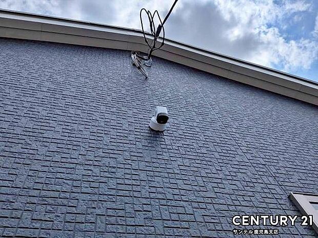 スマホアプリでいつでもどこでも確認できる防犯カメラ♪夜間は赤外線LEDで撮影、マイク付きで通話や録画でき、セキュリティー面も安心です♪