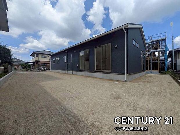 お休みの日は、お庭でガーデニングやDIYなどの趣味に没頭したり、ご家族でバーベキューをしたりと、自由に使える素敵なスペースです♪