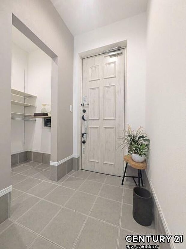 ご新居への出入り口になる明るい玄関には、たくさんの靴を収納できるシューズボックスが付いております♪いつも清潔感のあるすっきりとした玄関スペースを確保できますよ♪