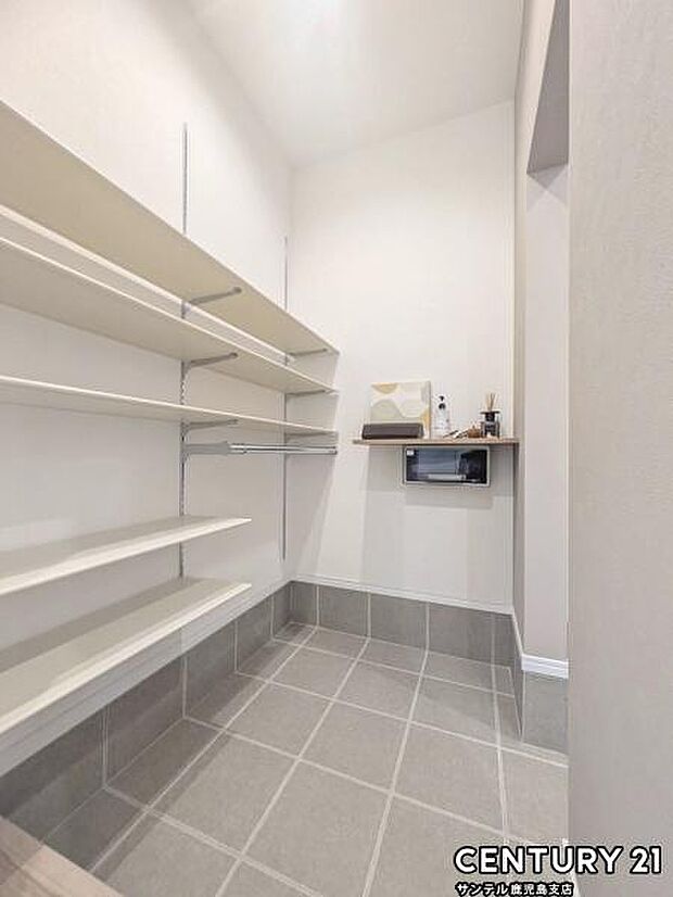 玄関収納が付いております♪たくさんの靴や趣味のものもしっかり収納できます！いつも清潔感のあるすっきりとした玄関スペースを確保できますよ♪