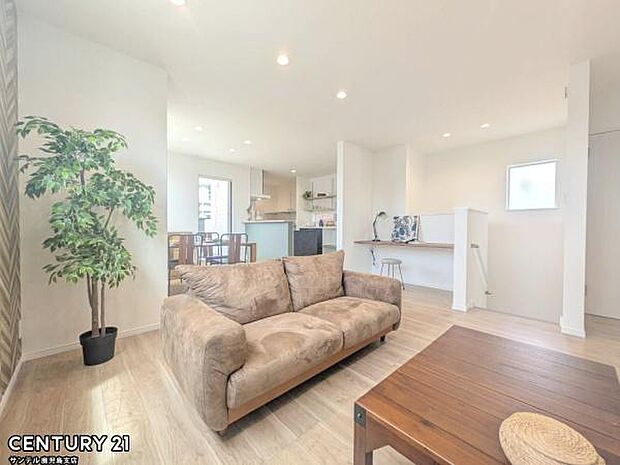 18帖のリビングです♪カウンターキッチンからリビングにいるご家族やお子様の様子が見えるので、コミュニケーションがとりながら、ご家族の大切な時間を共有できるリビングスペースです♪※家具は展示用です。